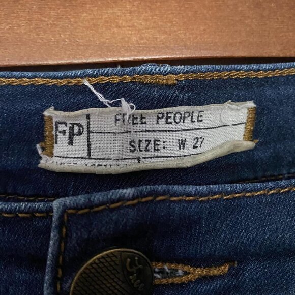 Free People Women's Dark Wash Mid Rise Whiskered Skinny Leg Ankle Jeans Size 27 - Picture 2 of 7